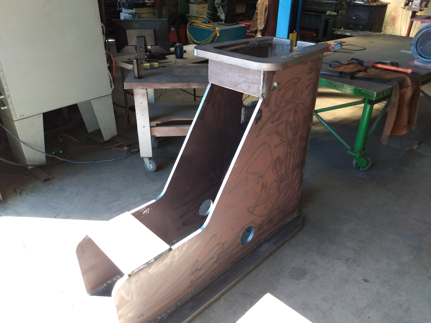 A carriage knee for a large diameter sawmill.