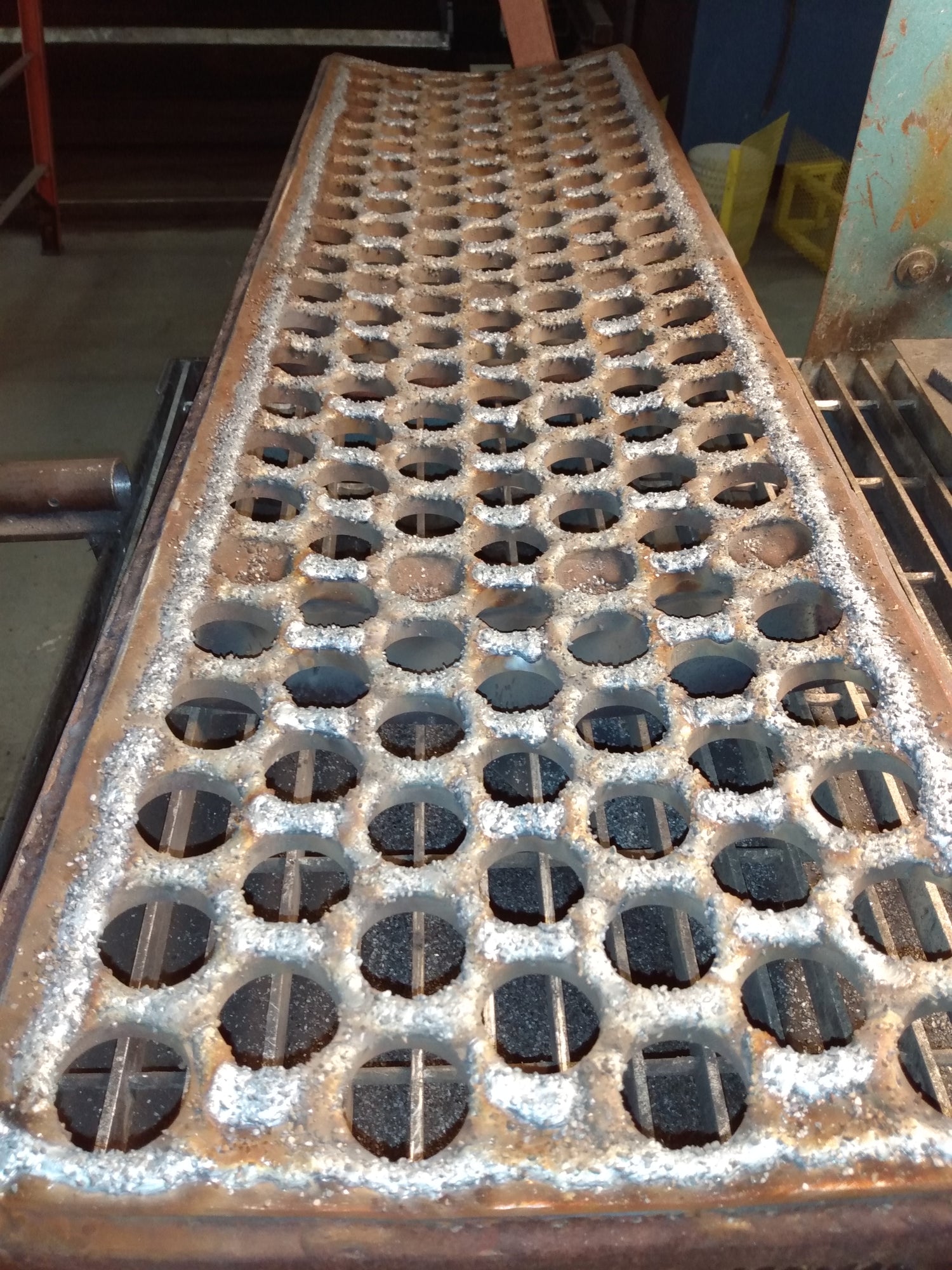 Wood hog grate hardfaced with embedded carbide.